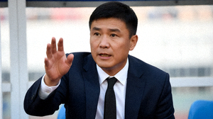 足球教练在场边指挥战术部署的教练席特写图片